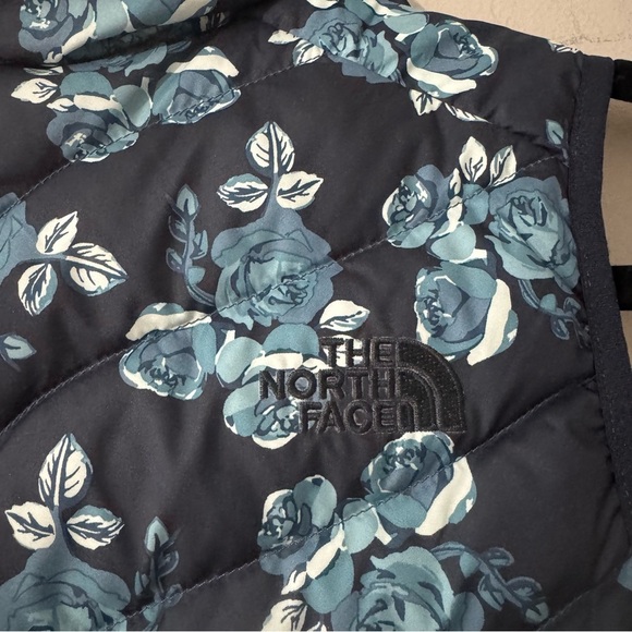 The North Face 550 Goose Down Women’s Puffer Vest Navy Floral Jacket Size XS - Picture 3 of 9